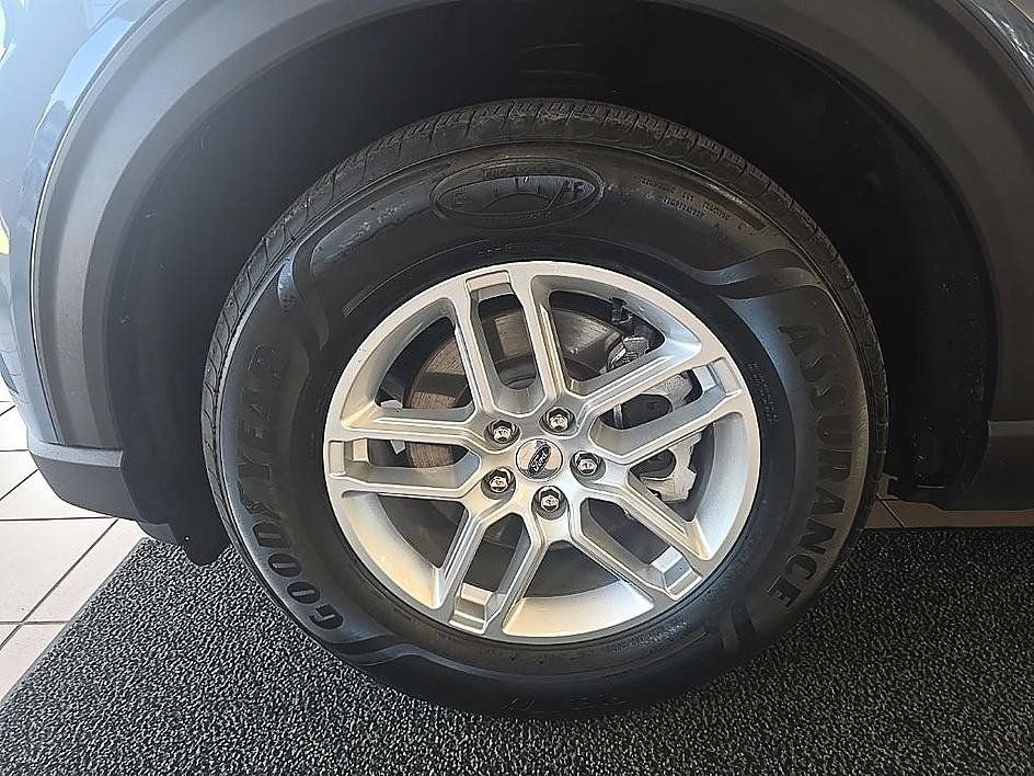 Used 2025 Ford Explorer Active AWD/4WD image 44