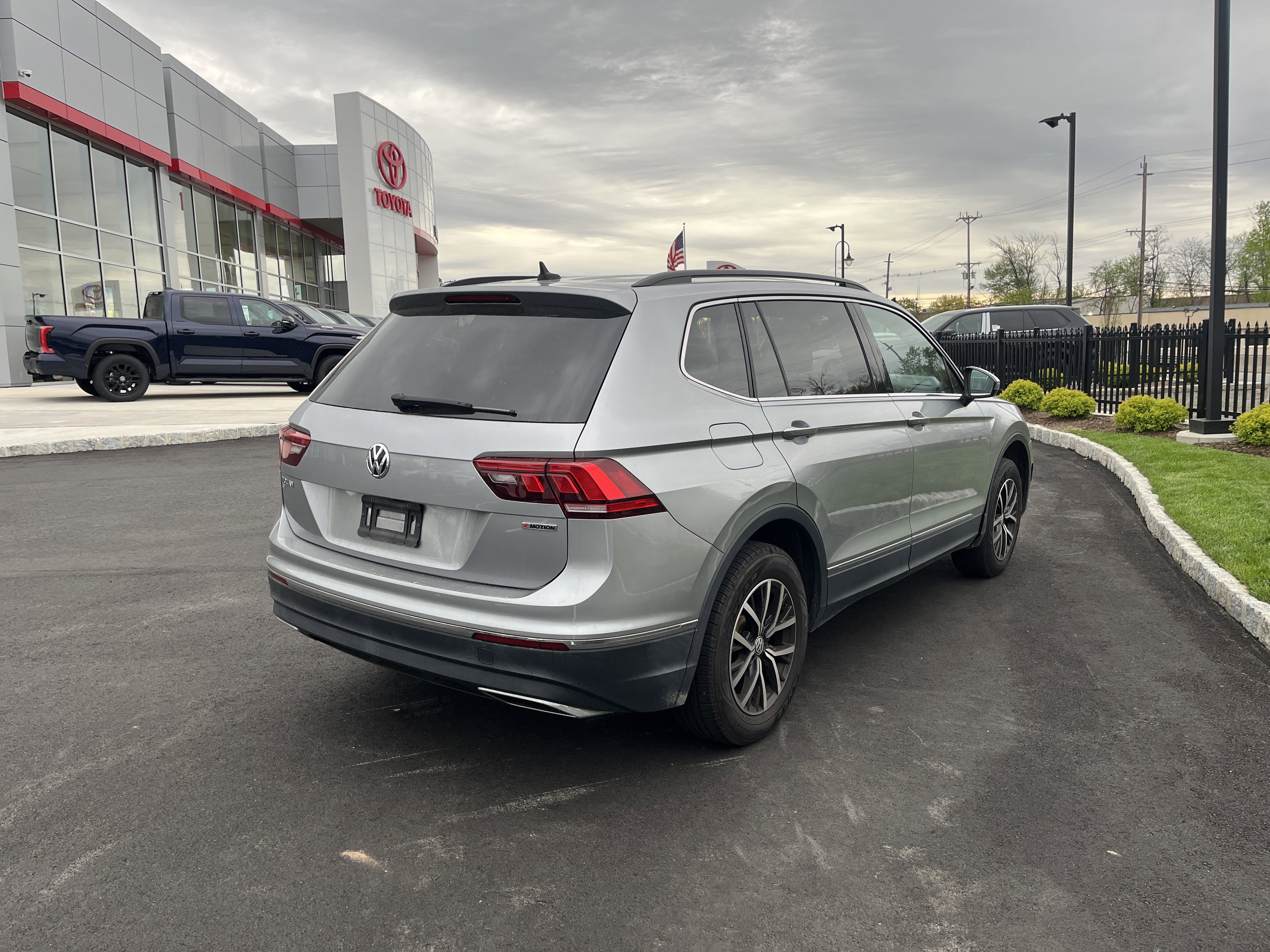 Used 2021 Volkswagen Tiguan SE AWD/4WD image 2