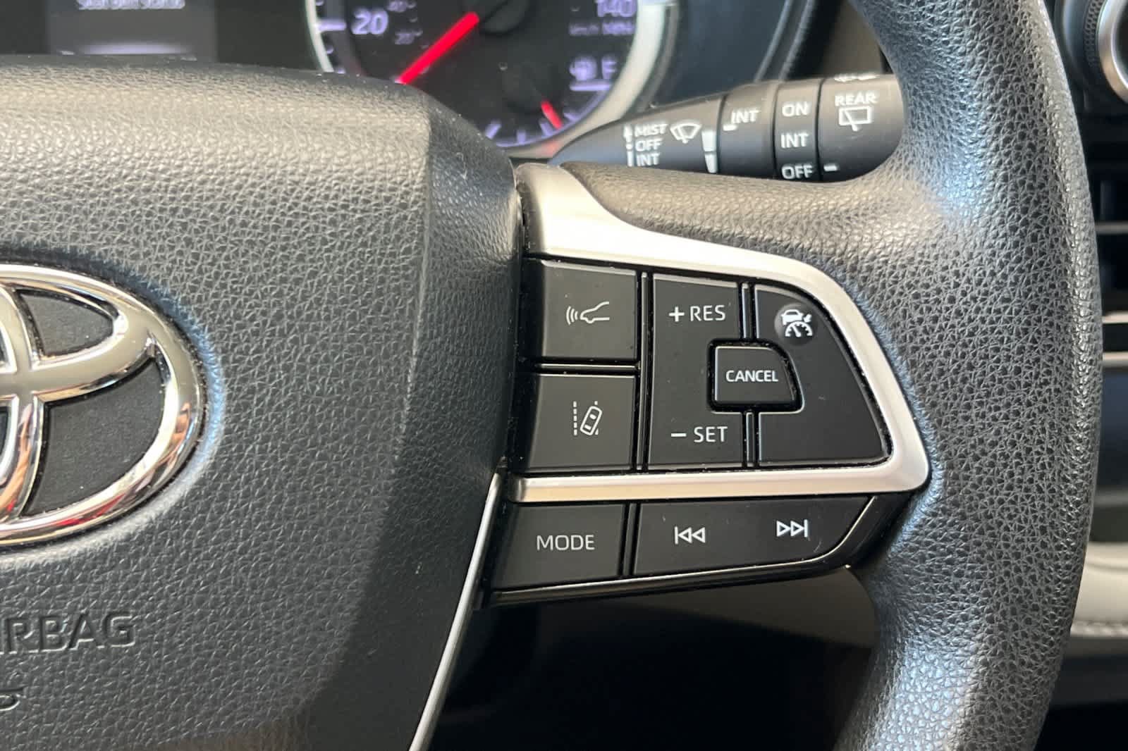 Used 2022 Toyota Highlander L AWD/4WD image 28