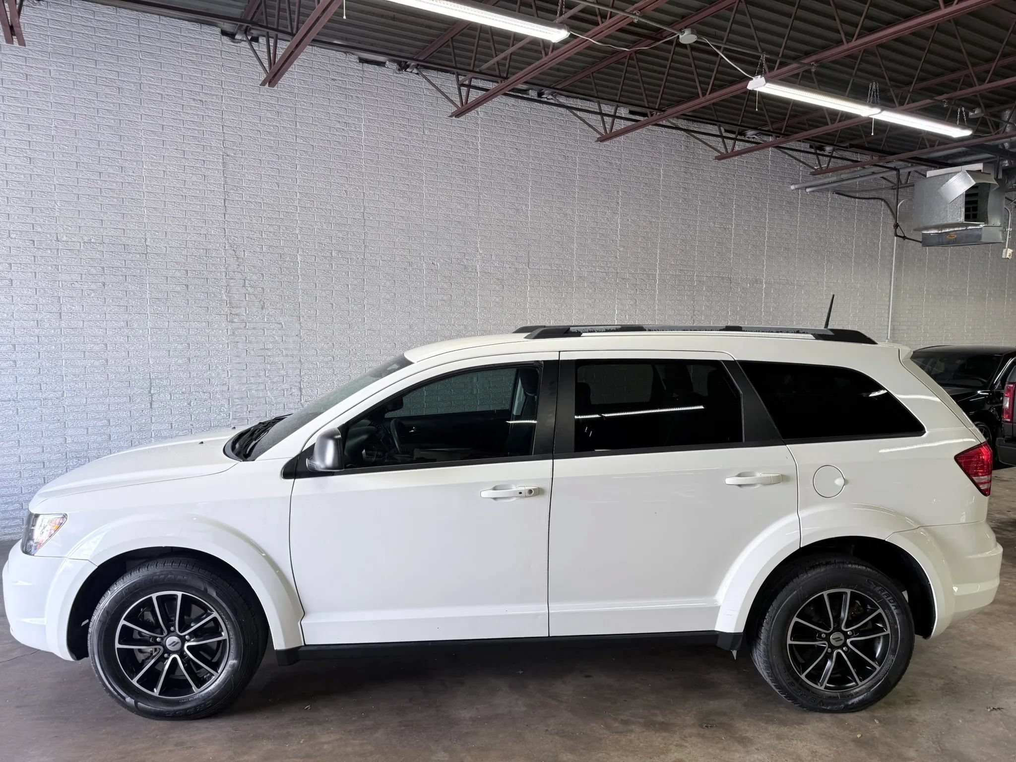 Used 2018 Dodge Journey SE w/ Blacktop Package FWD image 2