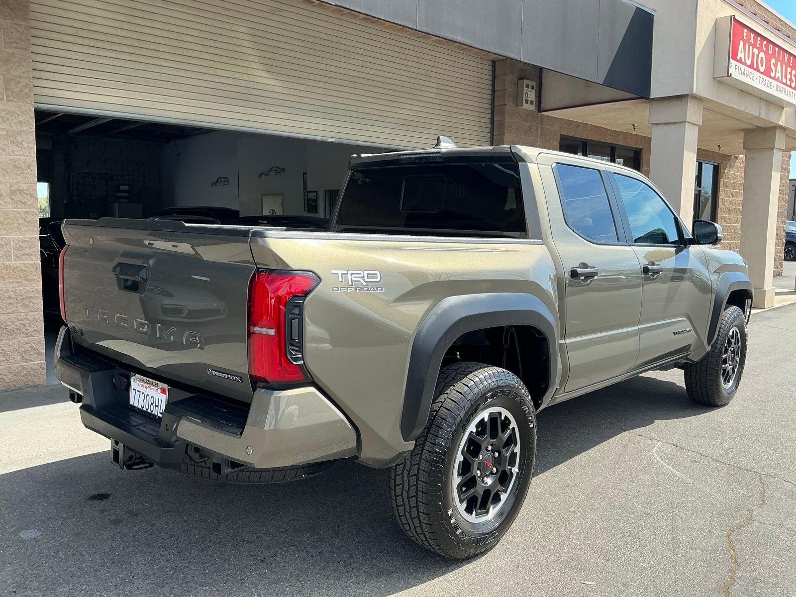 Used 2025 Toyota Tacoma TRD Off-Road w/ TRD Off Road Premium Package image 5