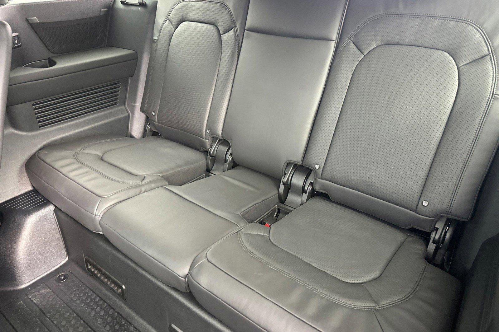 New 2026 Land Rover Defender 130 X-Dynamic SE image 28