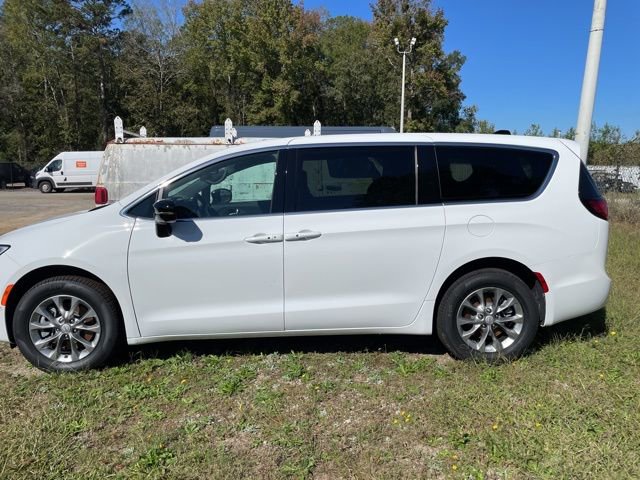 New 2026 Chrysler Pacifica Select image 3