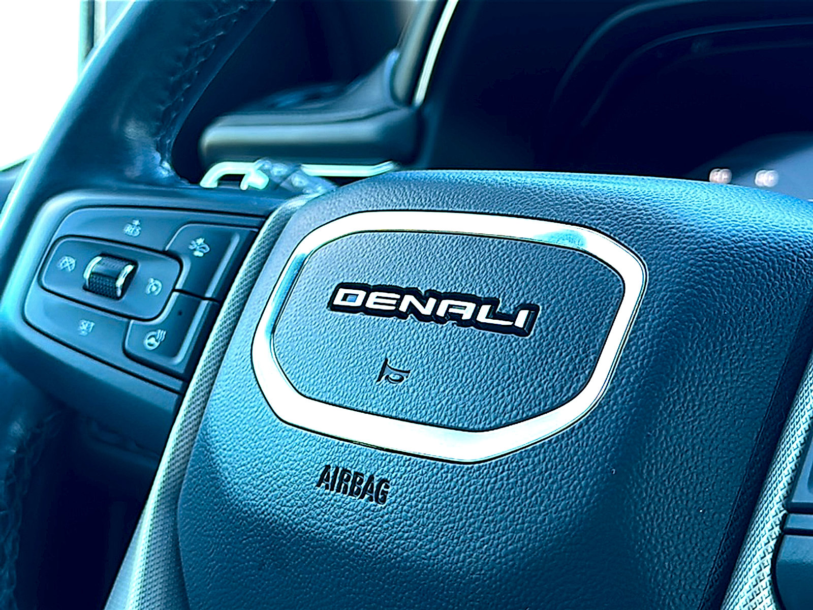 Used 2022 GMC Yukon Denali w/ Denali Premium Package image 32