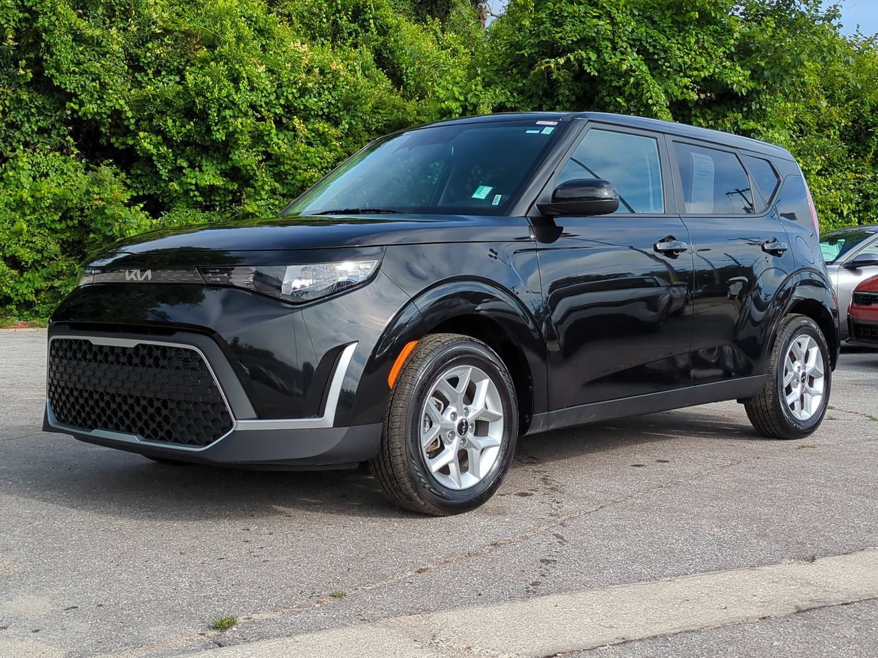 Certified 2025 Kia Soul LX w/ LX Technology Package FWD image 2