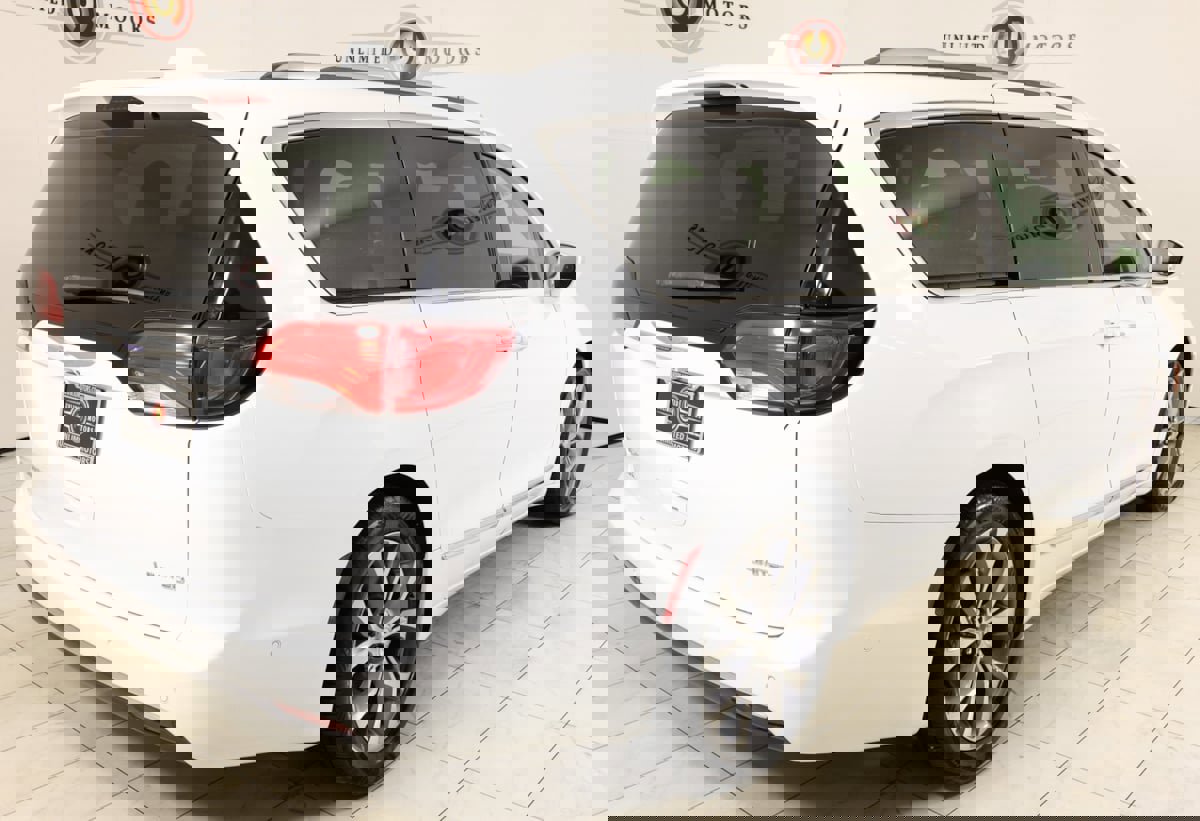 Used 2019 Chrysler Pacifica Limited w/ Tire & Wheel Group image 3