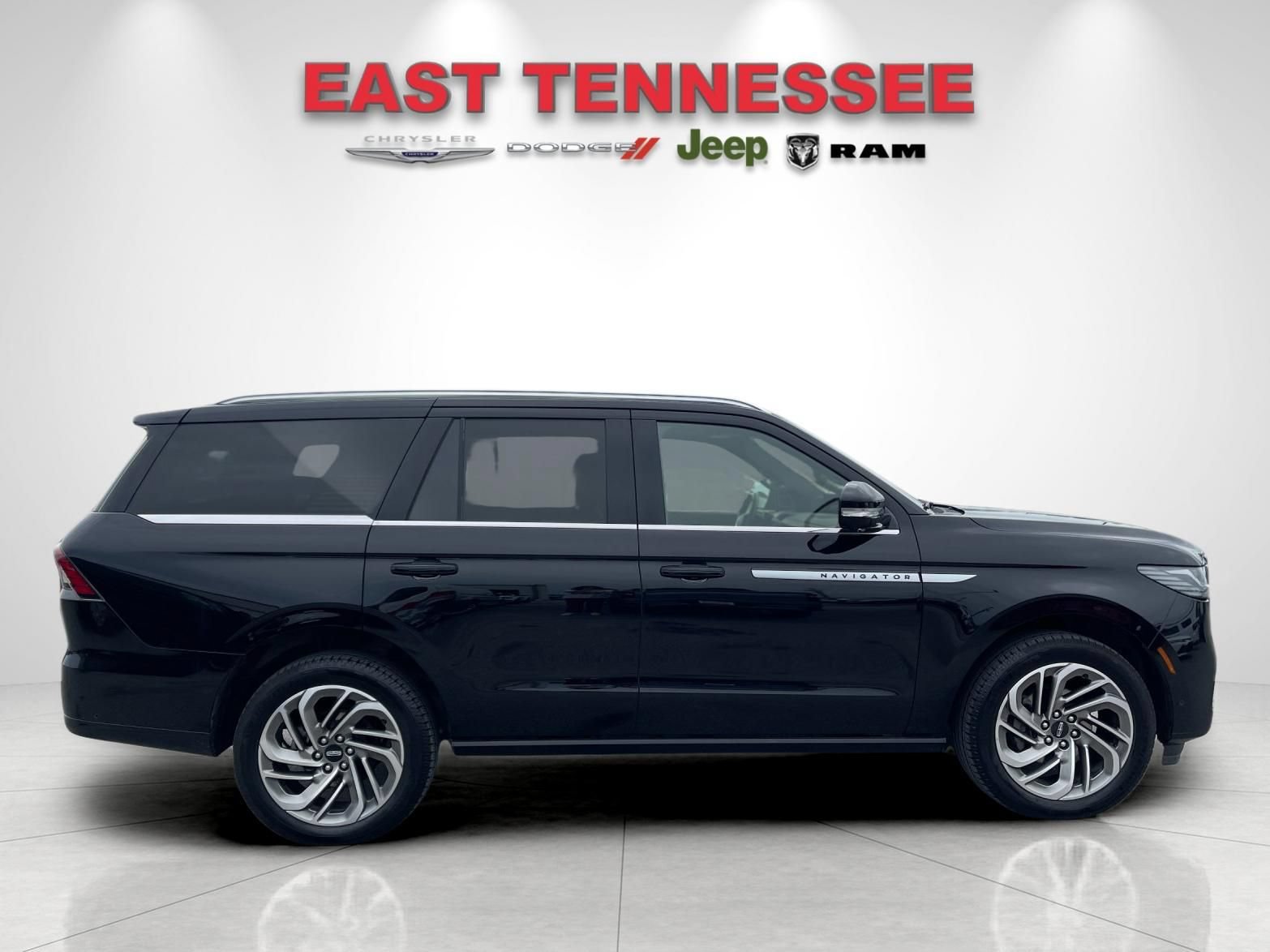 Used 2025 Lincoln Navigator Reserve AWD/4WD image 2