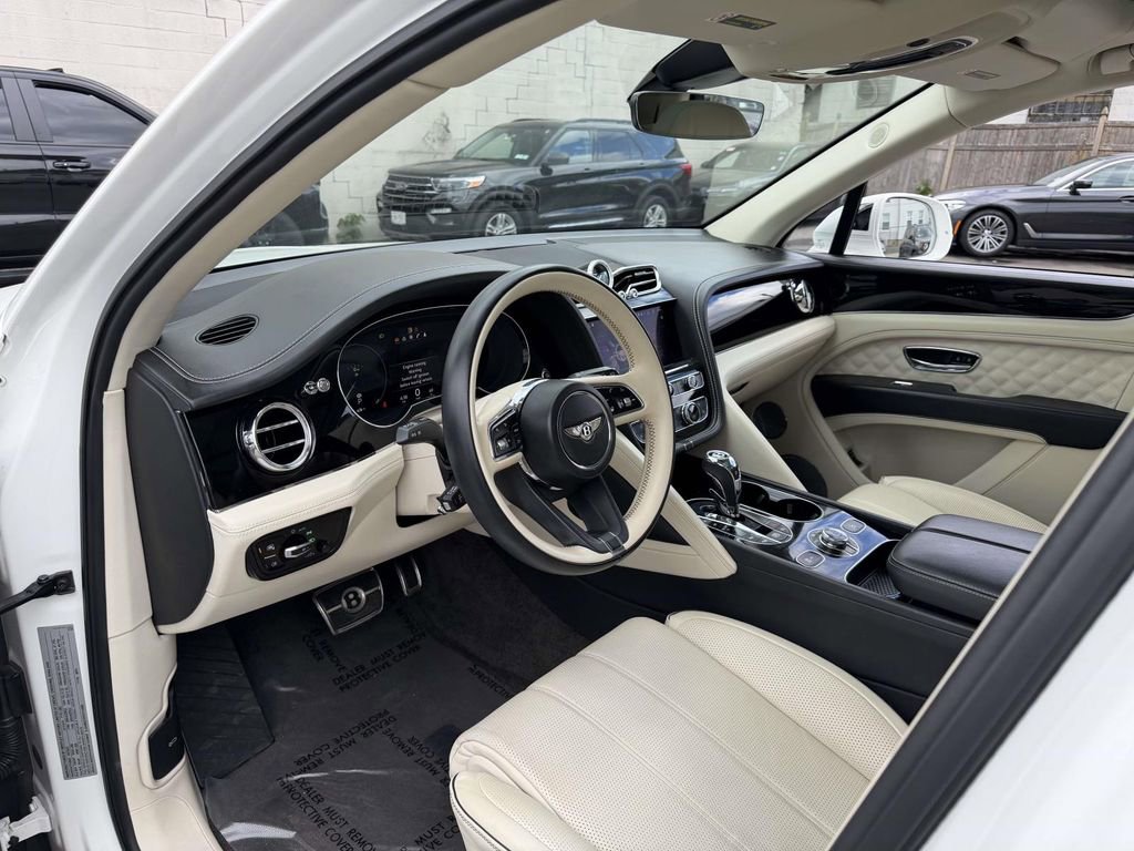 Used 2022 Bentley Bentayga AWD/4WD image 21