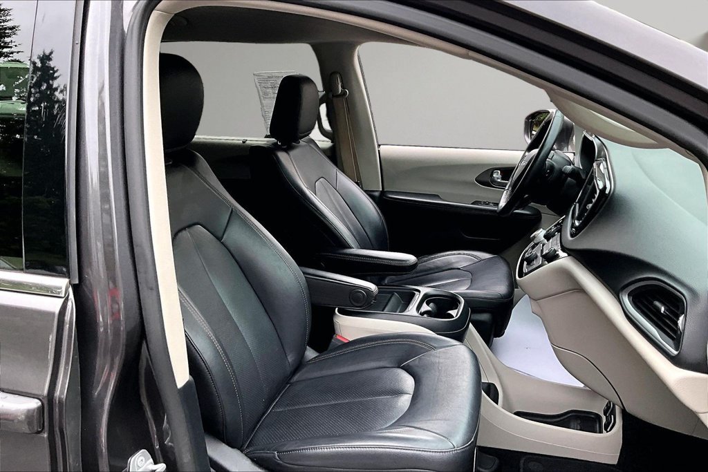 Used 2020 Chrysler Pacifica Touring-L FWD image 28