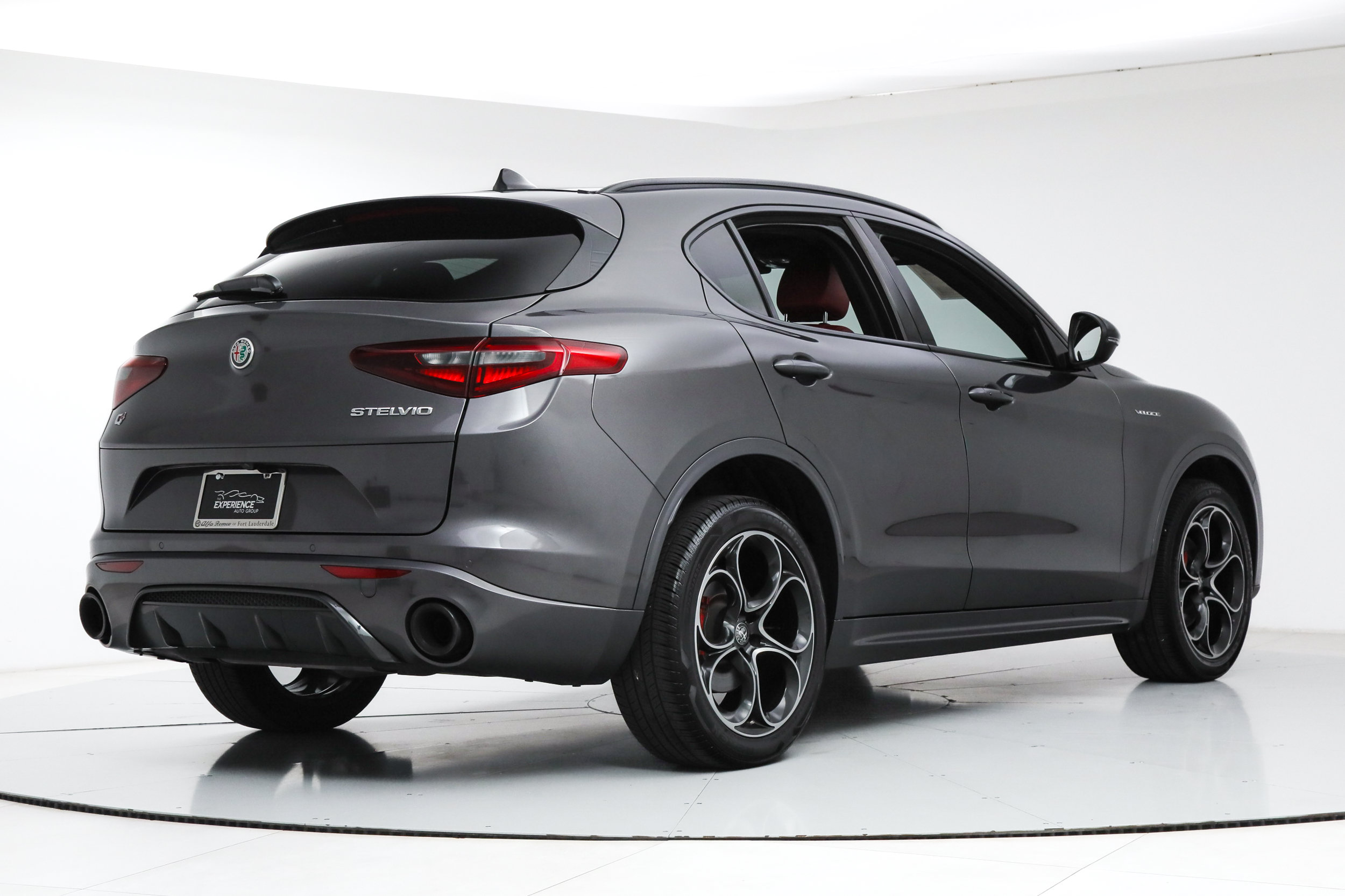 Used 2022 Alfa Romeo Stelvio Veloce AWD/4WD image 5