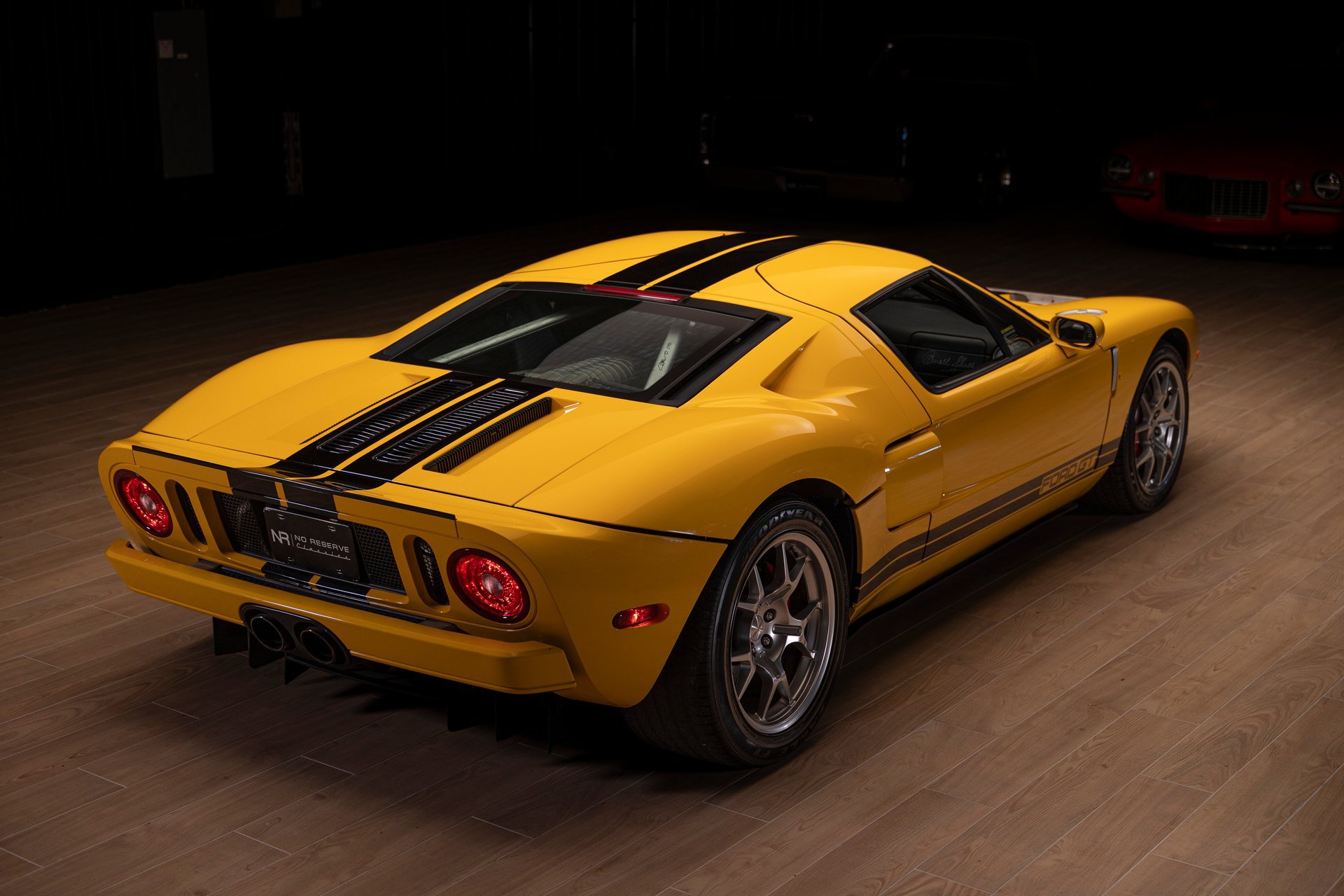 Used 2005 Ford GT RWD image 11