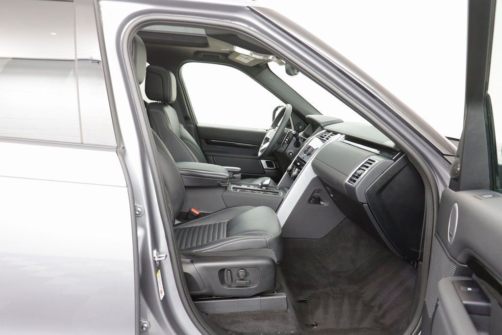 Used 2025 Land Rover Discovery S image 21