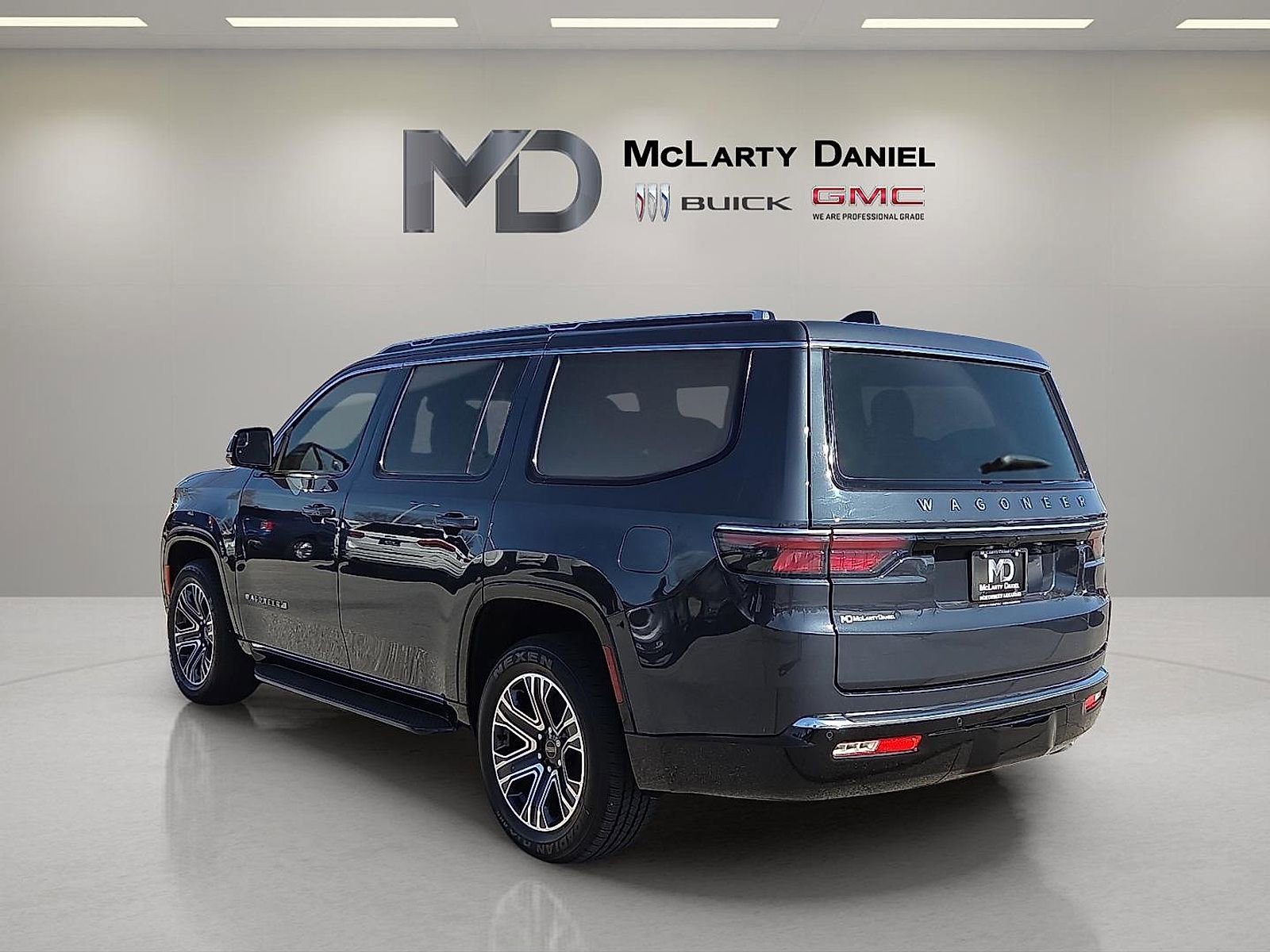 Used 2025 Jeep Wagoneer 4WD image 4