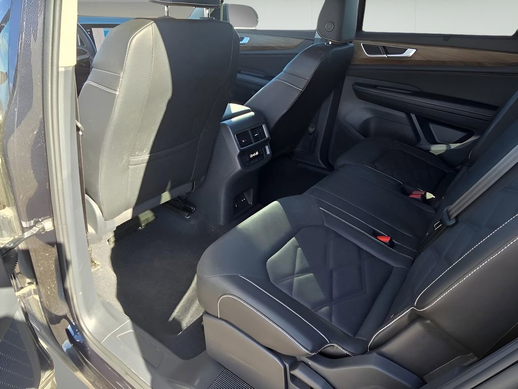 Used 2025 Volkswagen Atlas SE AWD/4WD image 15