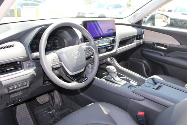 Used 2025 Toyota Grand Highlander AWD Hybrid image 13