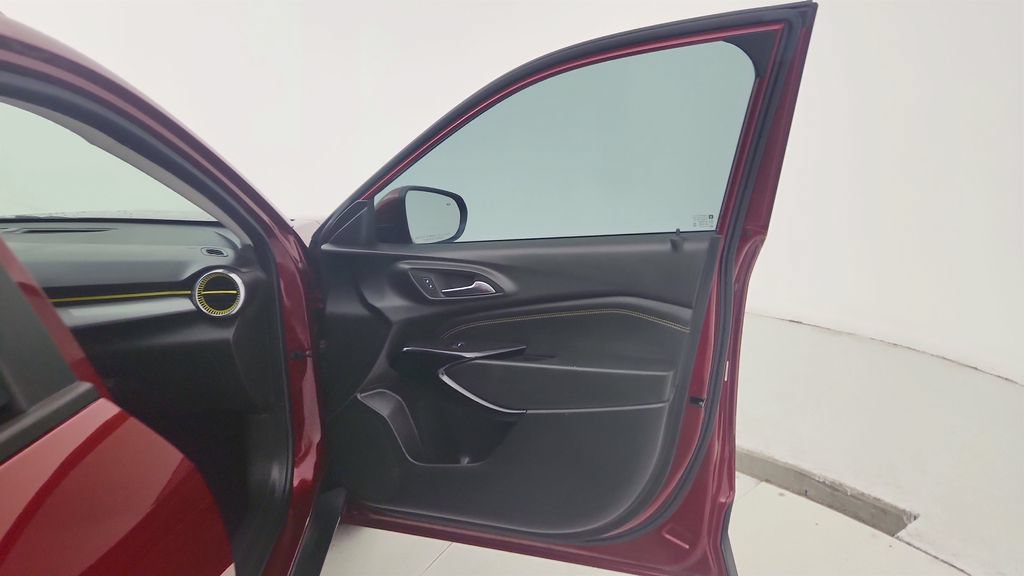 Used 2025 Chevrolet Trax LT w/ Driver Confidence Package FWD image 24