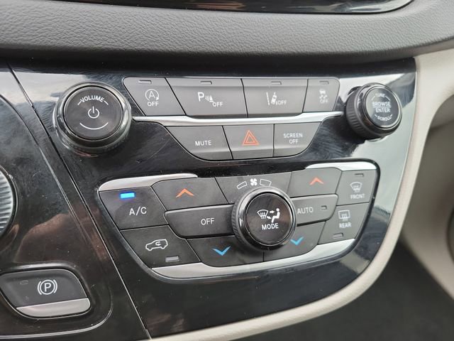 Used 2024 Chrysler Pacifica Touring-L image 22