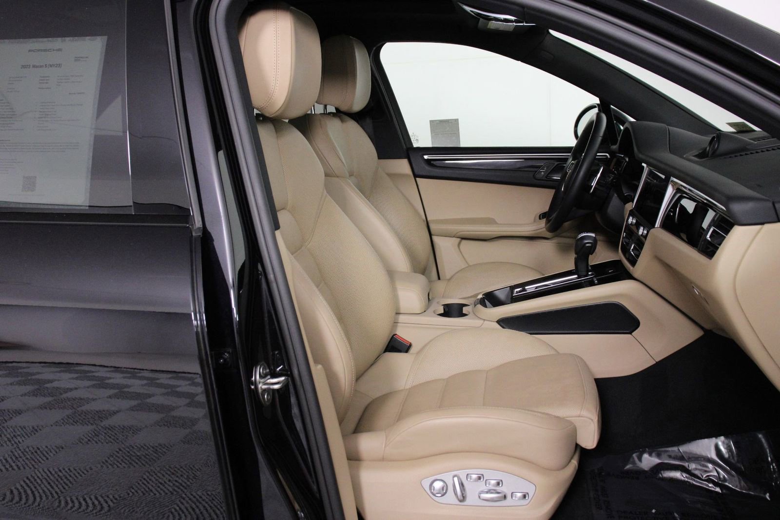 Certified 2023 Porsche Macan S image 31