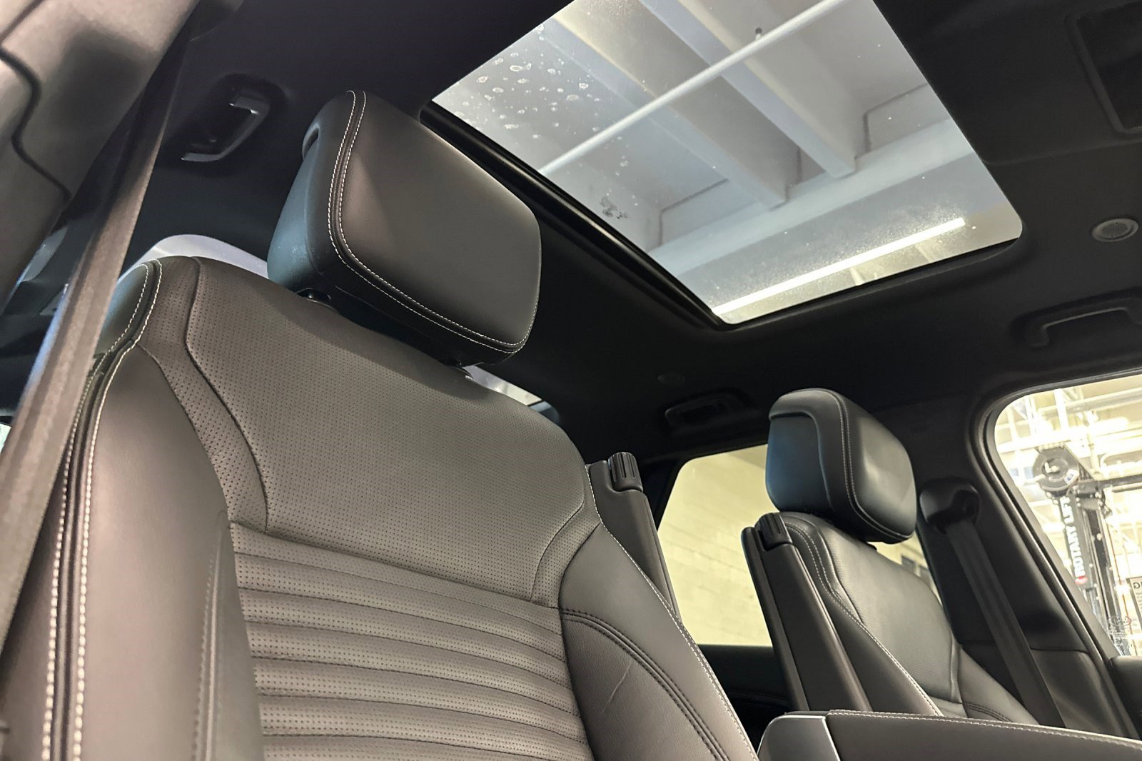 Used 2023 Land Rover Discovery S R-Dynamic image 25