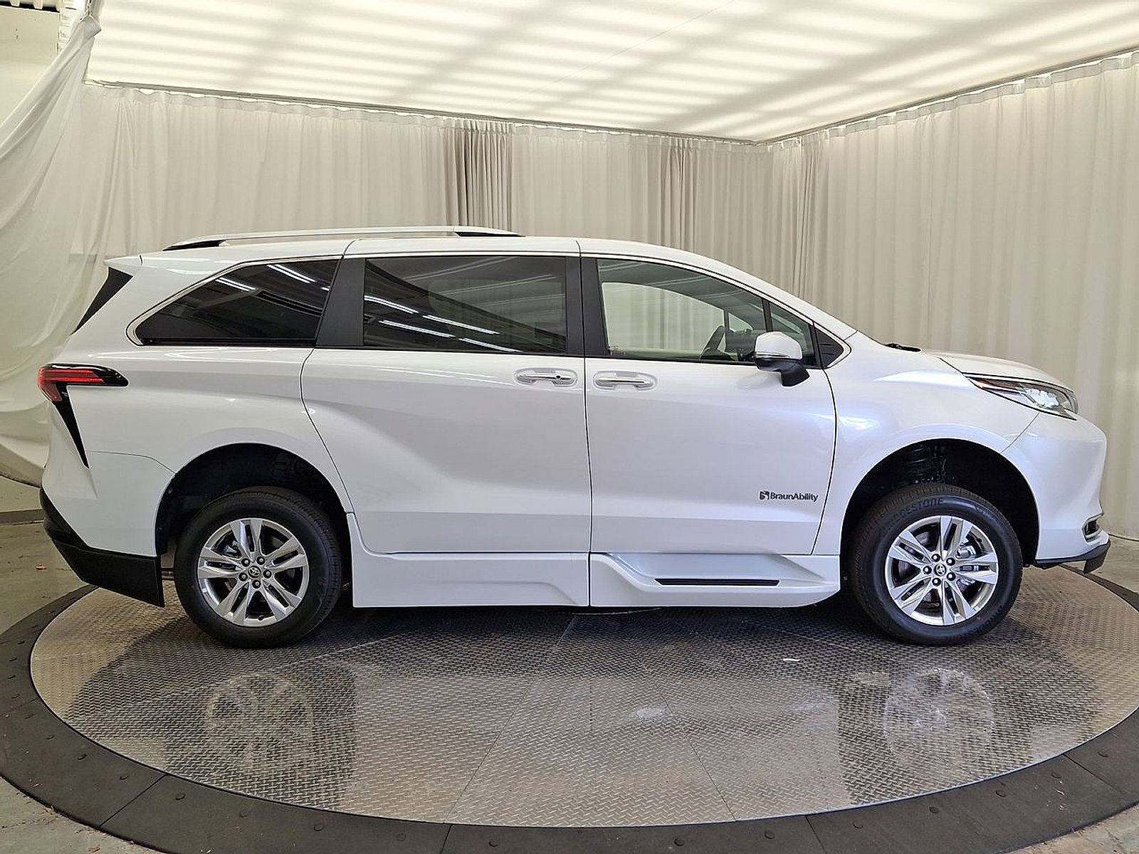 Used 2026 Toyota Sienna Limited FWD image 26