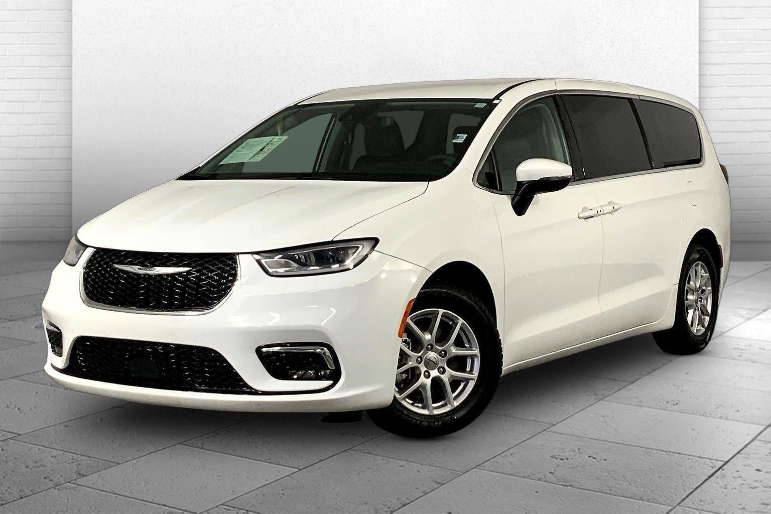 Used 2023 Chrysler Pacifica Touring-L FWD image 12
