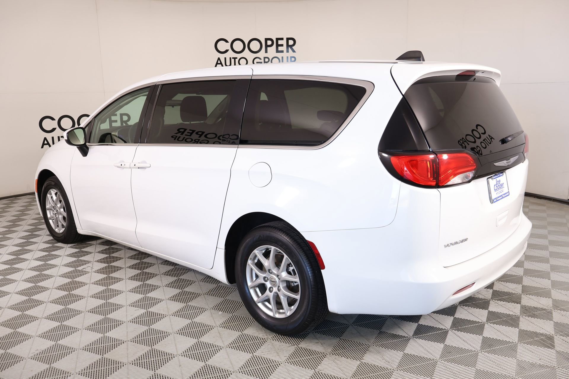 Used 2022 Chrysler Voyager LX image 22