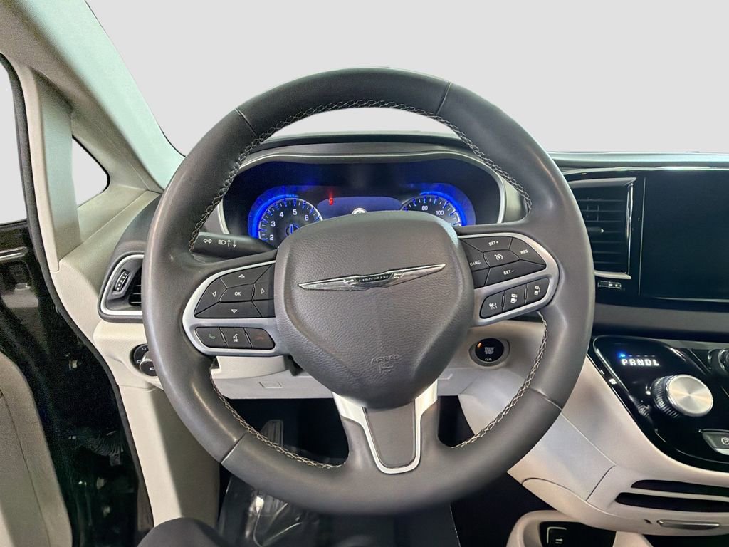 Used 2023 Chrysler Pacifica Touring-L FWD image 14