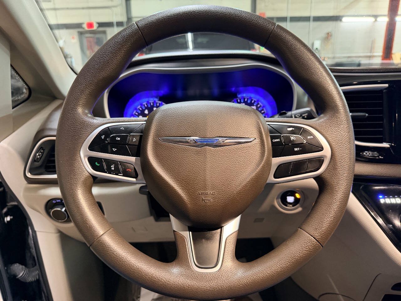 Used 2017 Chrysler Pacifica Touring FWD image 31
