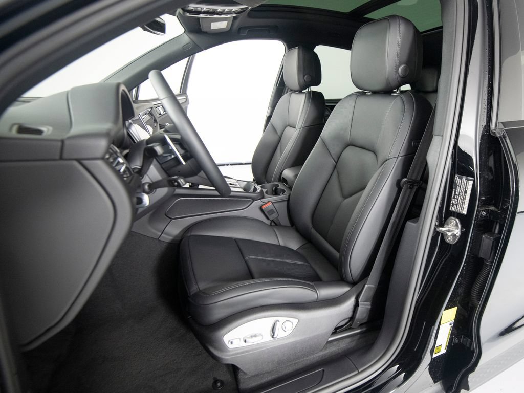 New 2026 Porsche Macan AWD/4WD image 5