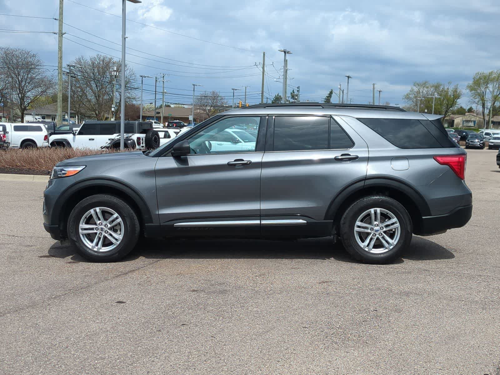 Used 2024 Ford Explorer XLT w/ Equipment Group 202A AWD/4WD image 5