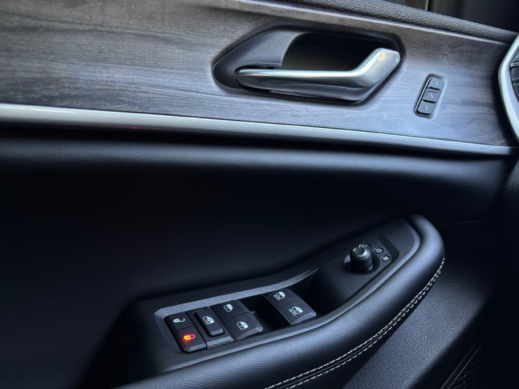Used 2025 Jeep Grand Cherokee Limited RWD image 11