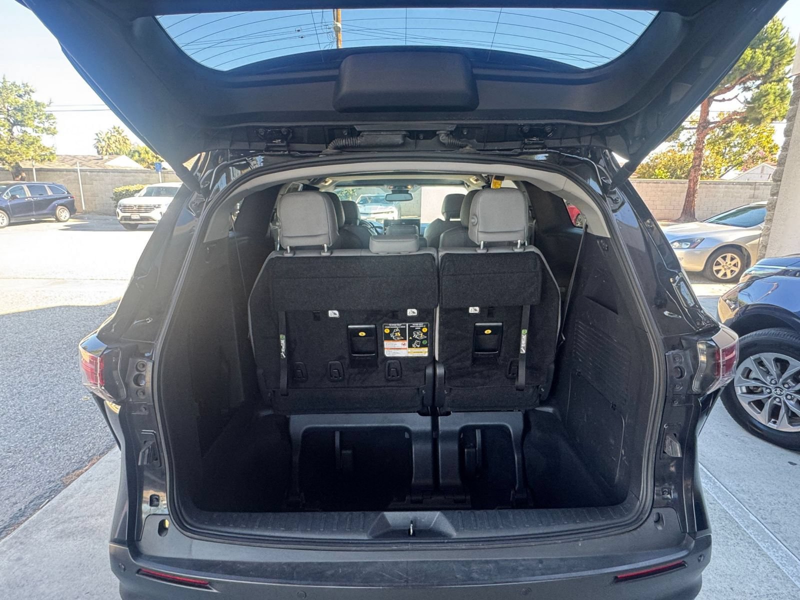 Used 2025 Toyota Sienna XLE FWD image 34