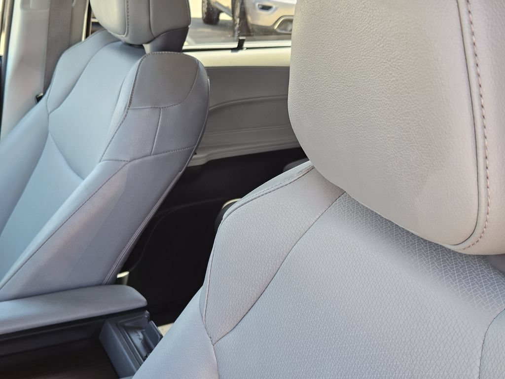 Used 2024 Toyota Sienna XLE FWD image 25
