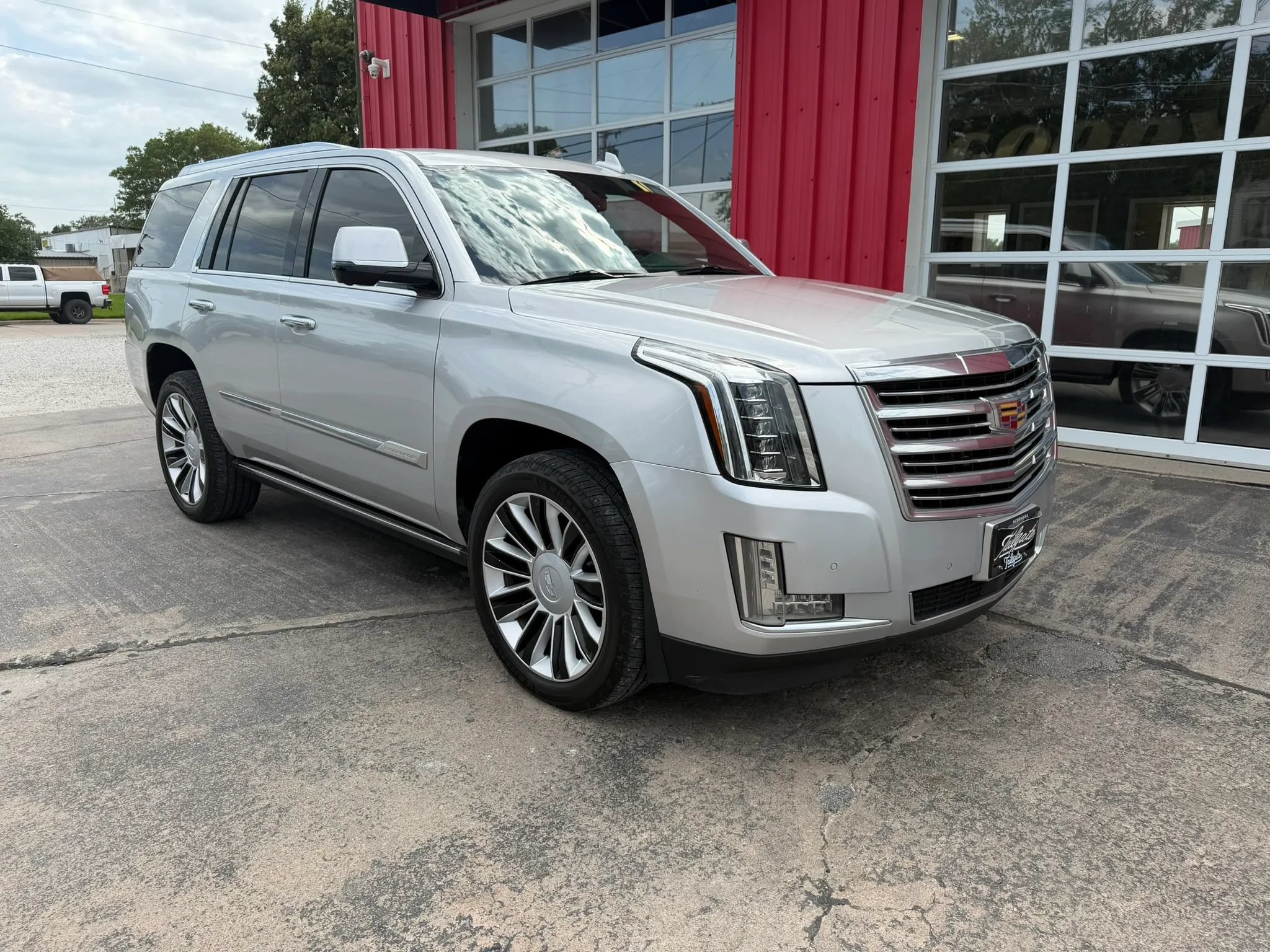 Used 2016 Cadillac Escalade Platinum AWD/4WD image 2