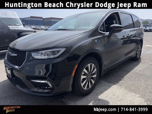 Used 2024 Chrysler Pacifica Select