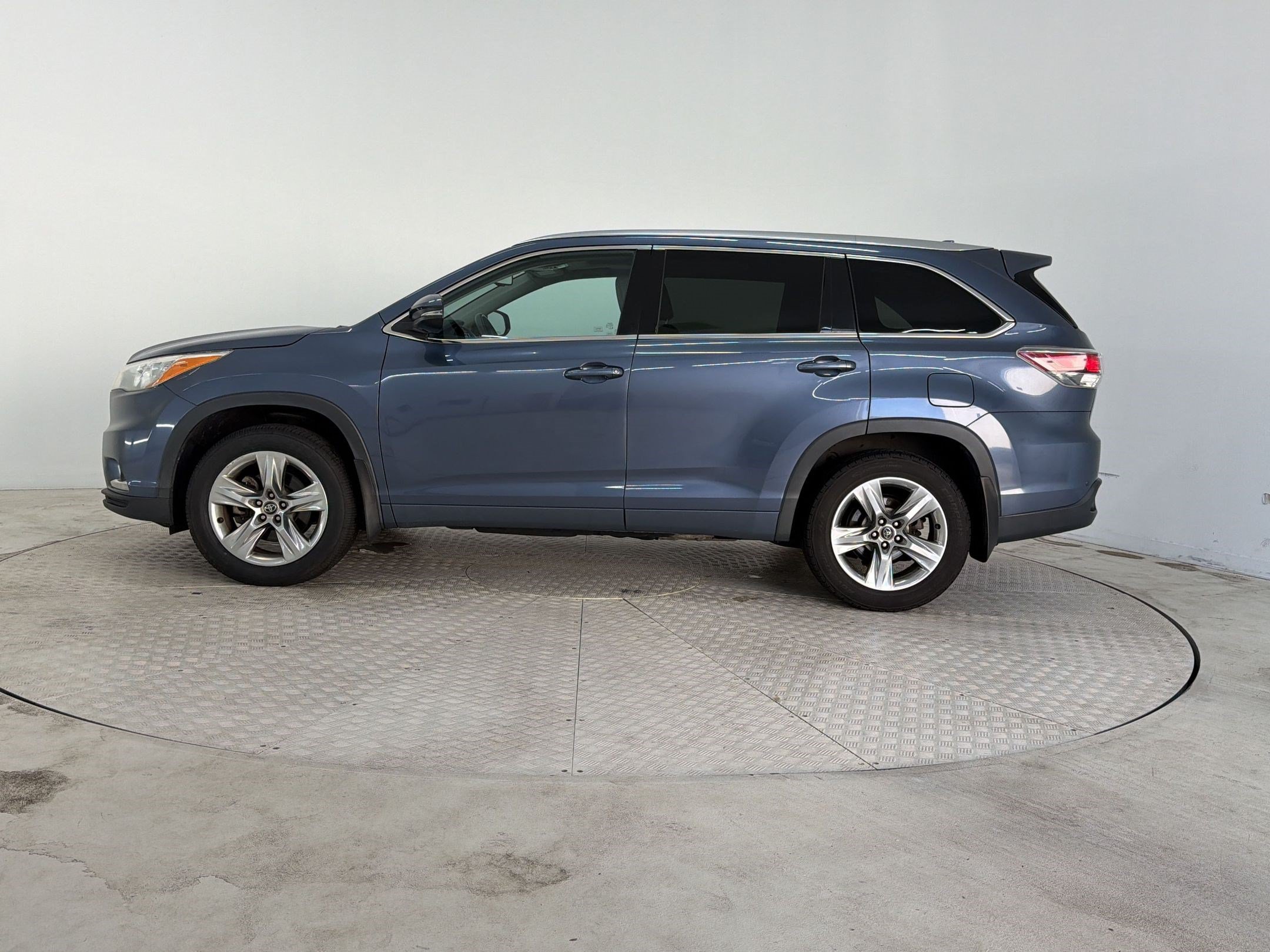 Used 2016 Toyota Highlander Limited AWD/4WD image 2