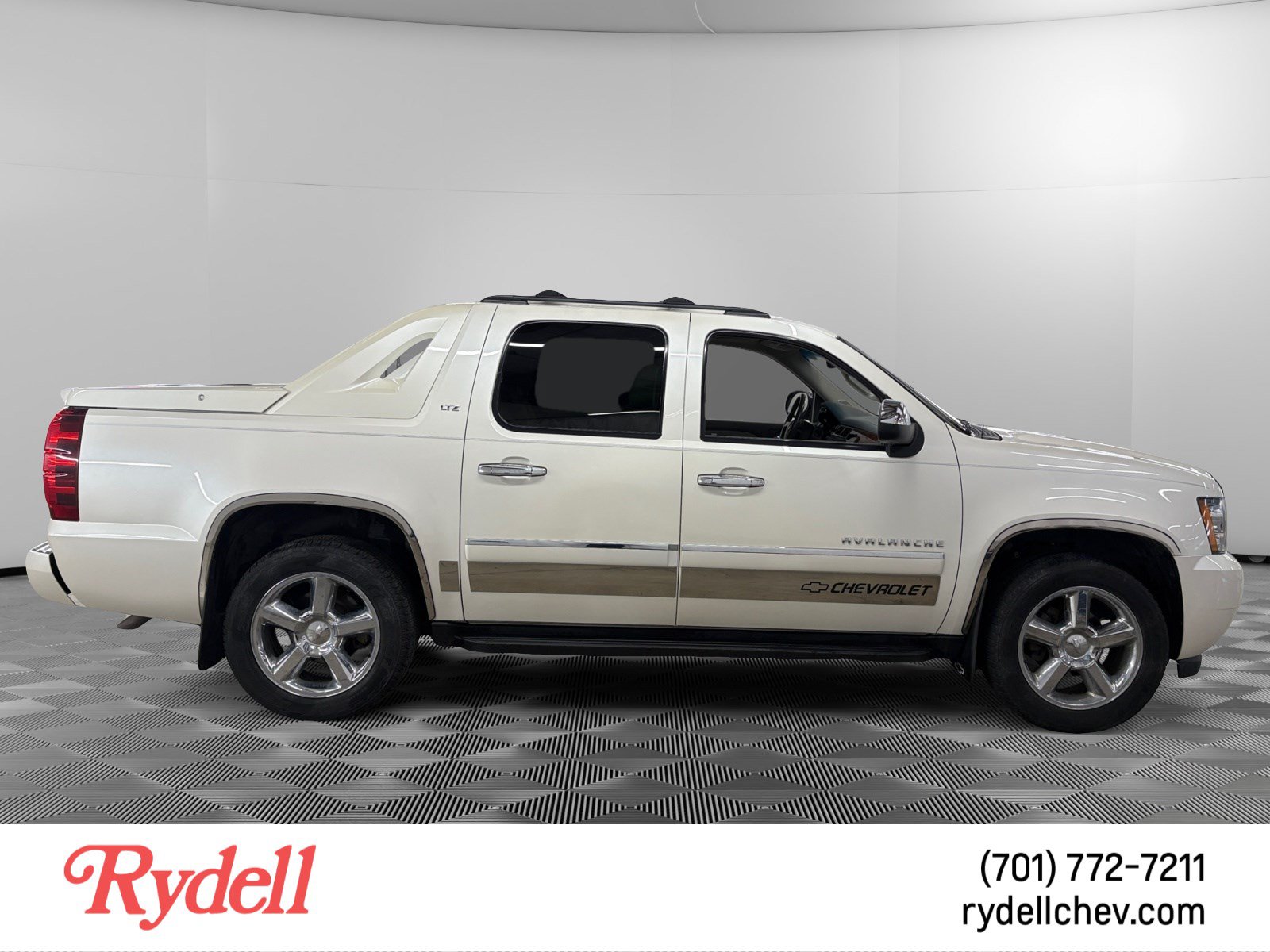 Used 2012 Chevrolet Avalanche LTZ AWD/4WD image 6