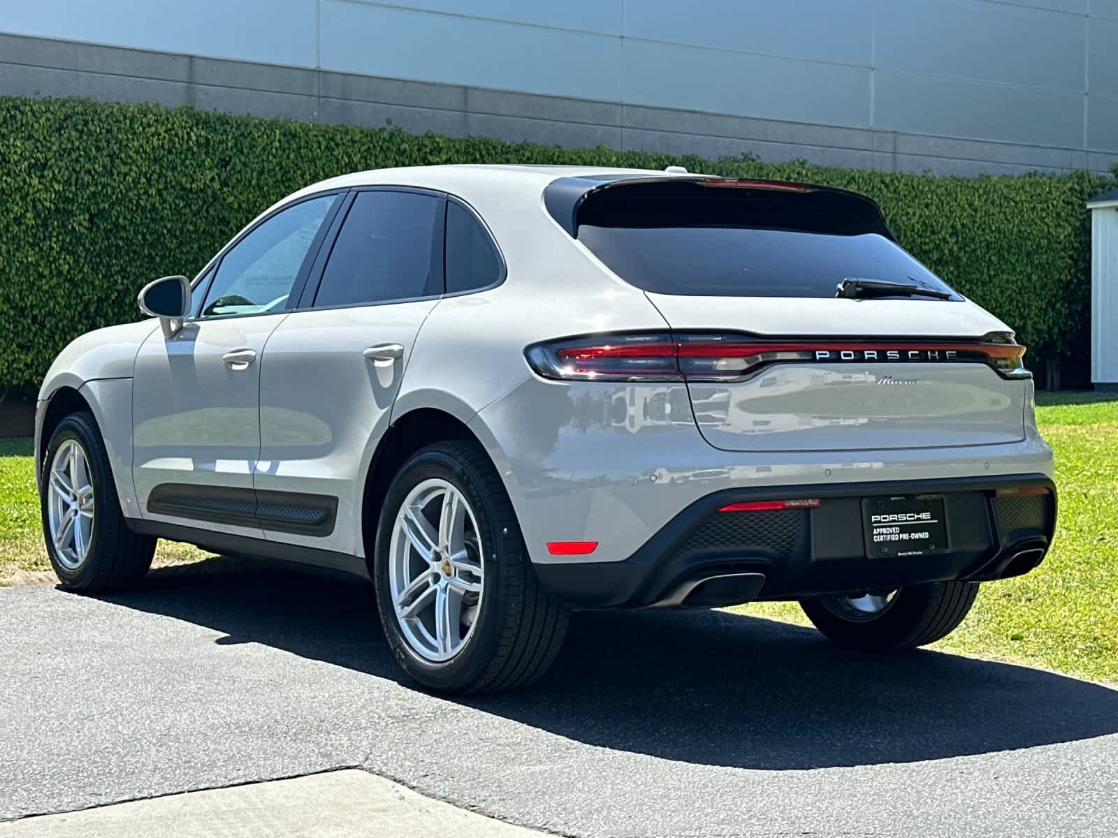 Certified 2025 Porsche Macan AWD/4WD image 3