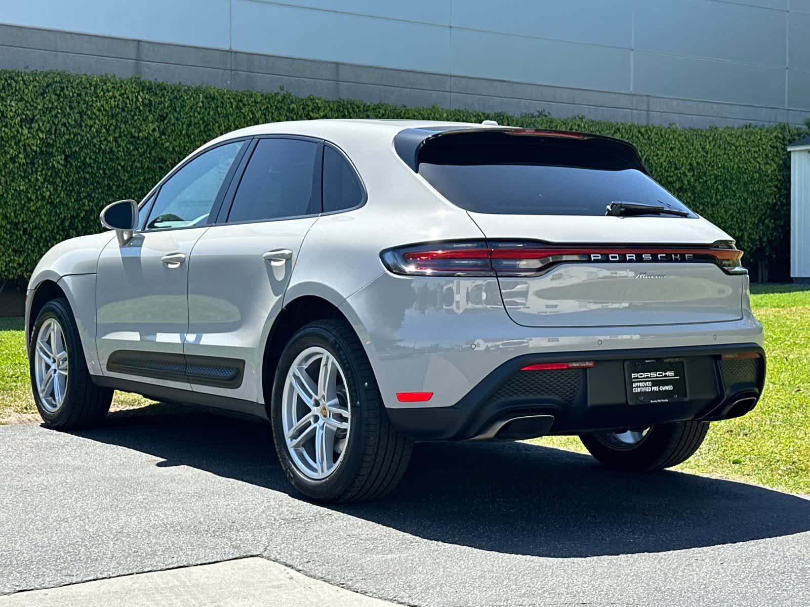 Certified 2025 Porsche Macan AWD/4WD image 3