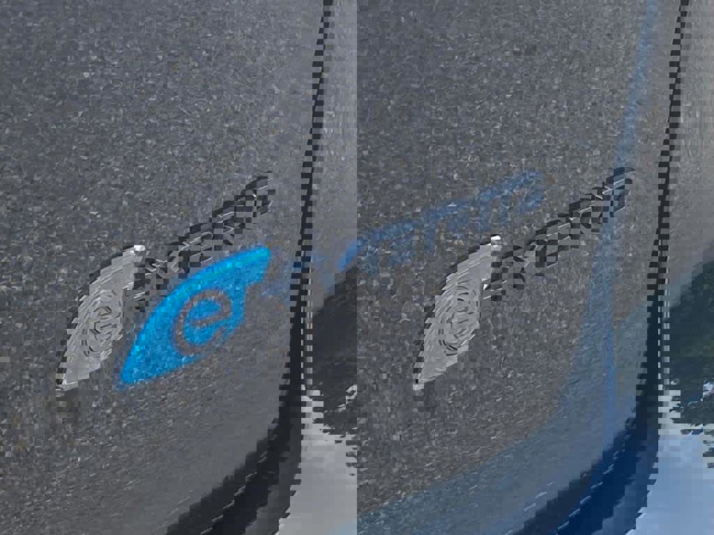 Used 2023 Chrysler Pacifica Limited w/ Uconnect Theater Family Group image 6