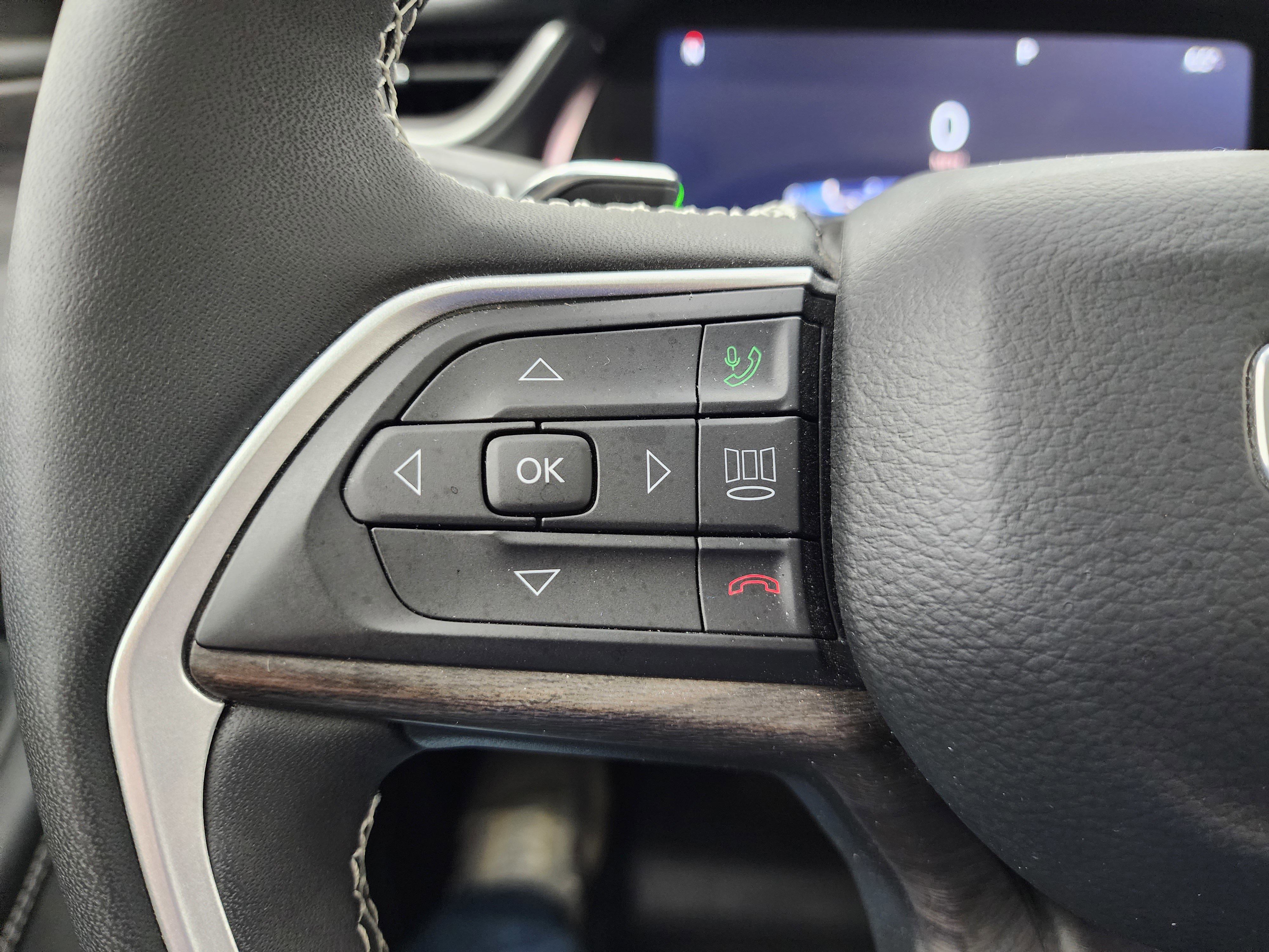 Used 2023 Jeep Grand Cherokee Limited w/ Black Appearance Package image 19