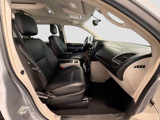 Used 2014 Chrysler Town & Country Touring FWD image 25