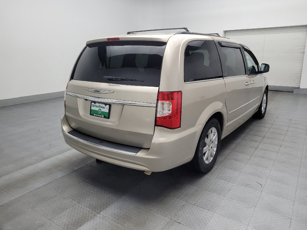 Used 2015 Chrysler Town & Country LX image 9