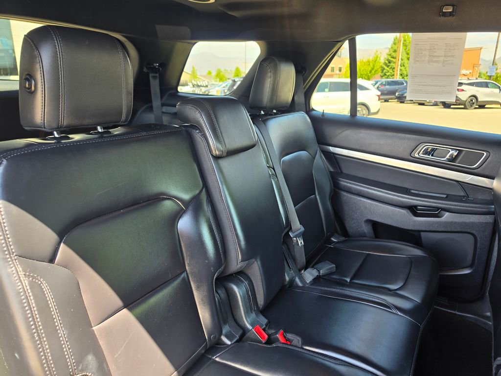 Used 2019 Ford Explorer XLT w/ Equipment Group 202A AWD/4WD image 14