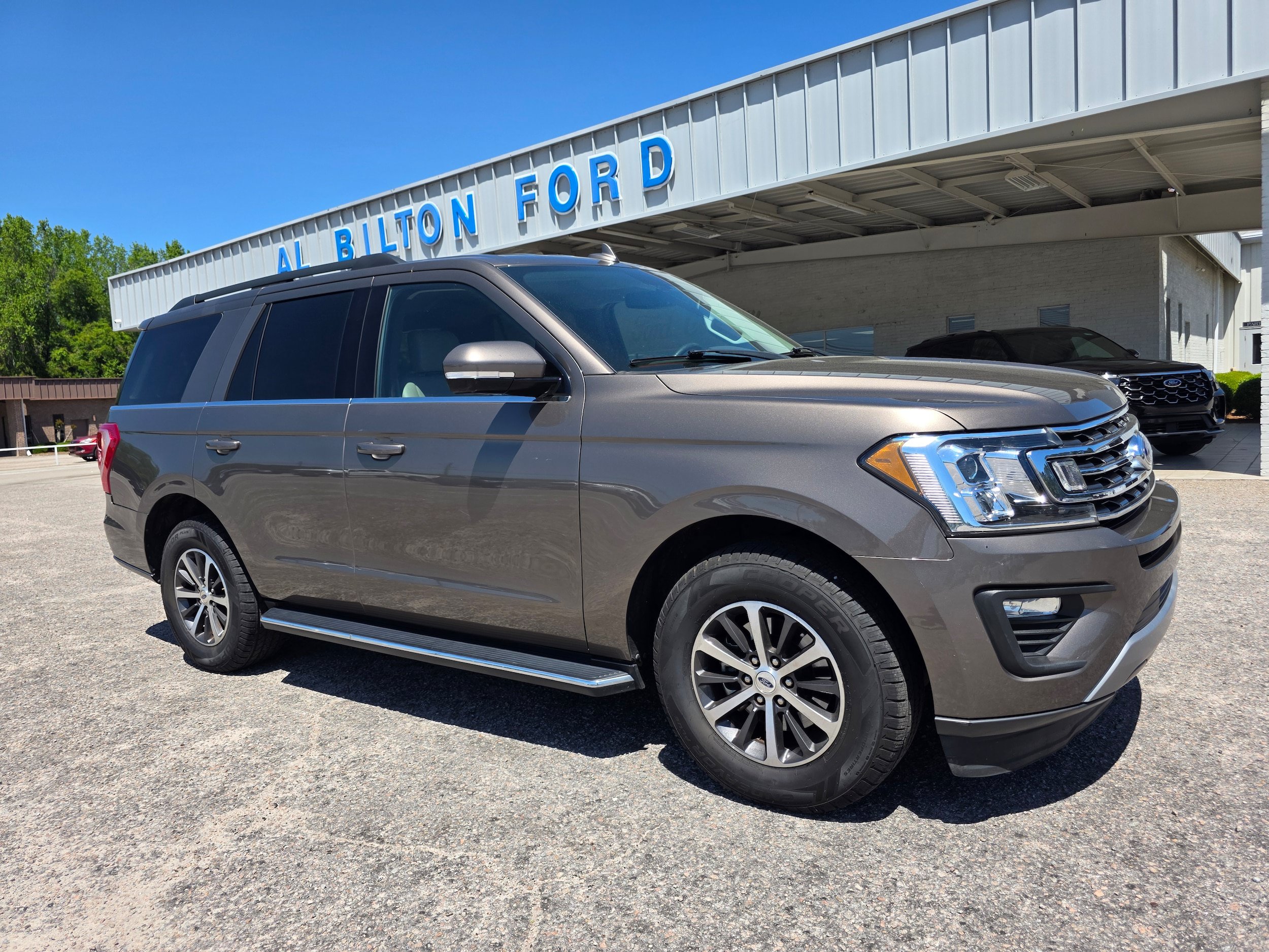 Used 2019 Ford Expedition XLT w/ Equipment Group 202A RWD image 2