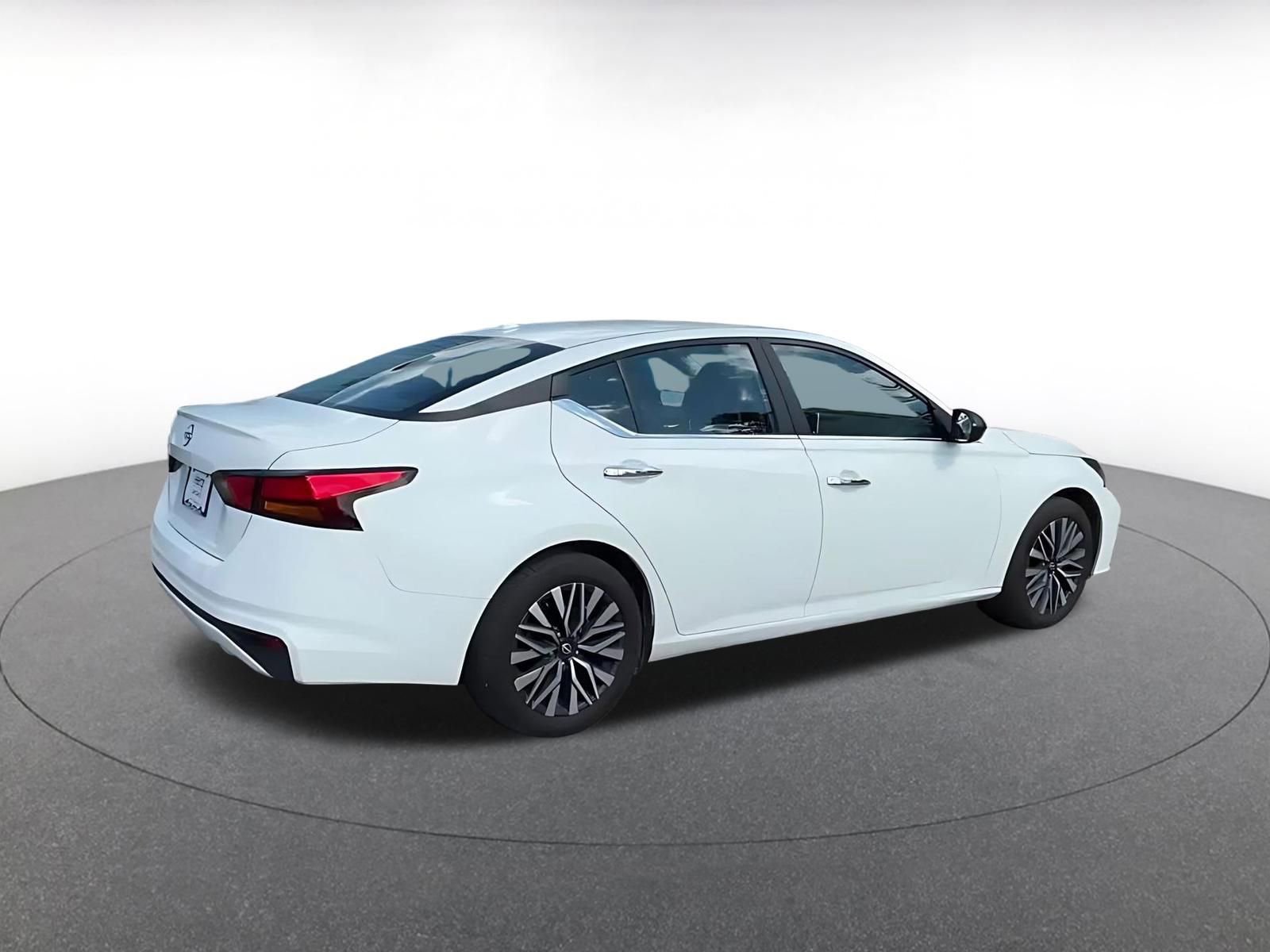 Used 2025 Nissan Altima 2.5 SV FWD image 15