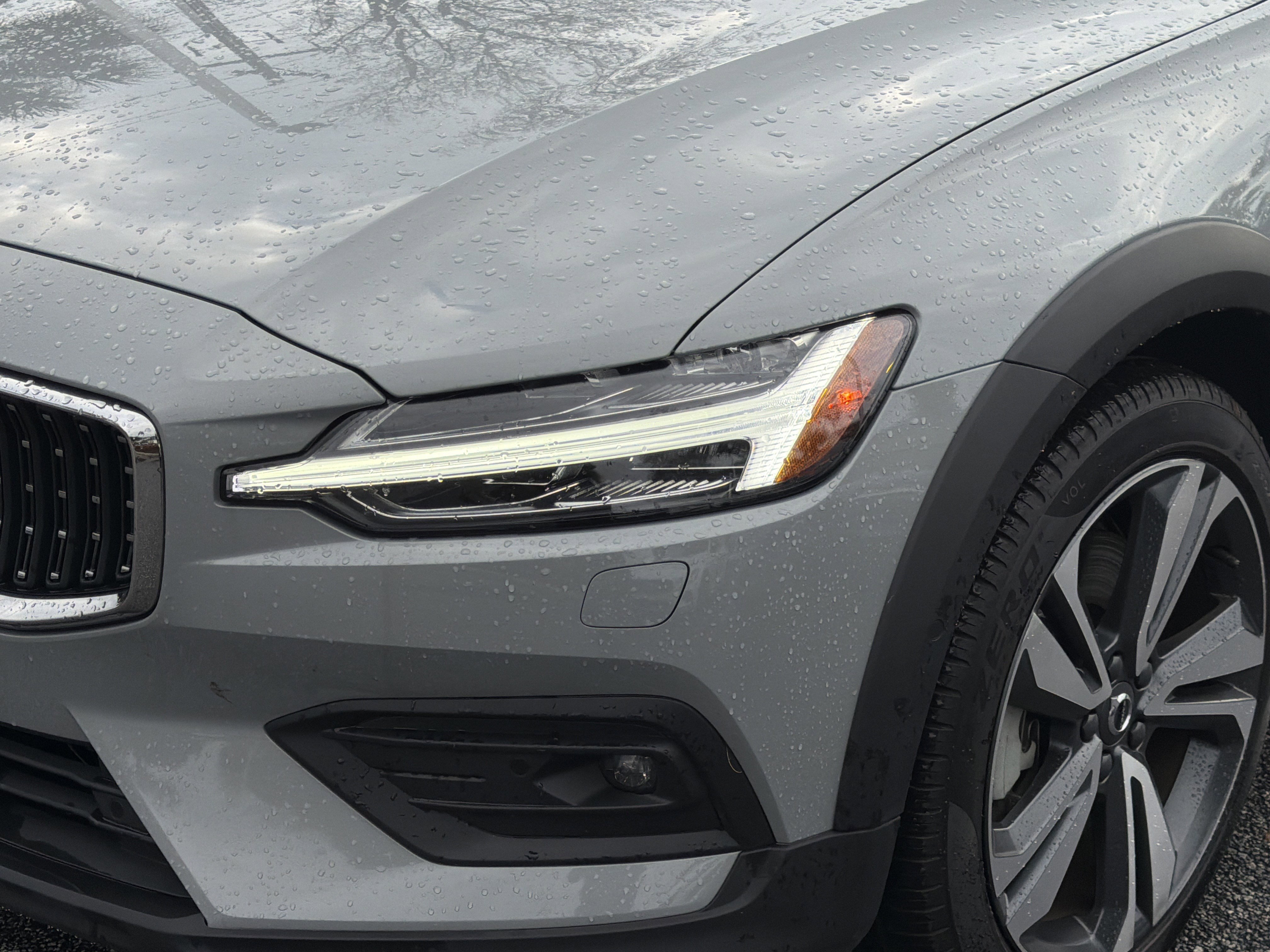 Certified 2025 Volvo V60 B5 Cross Country Plus image 6