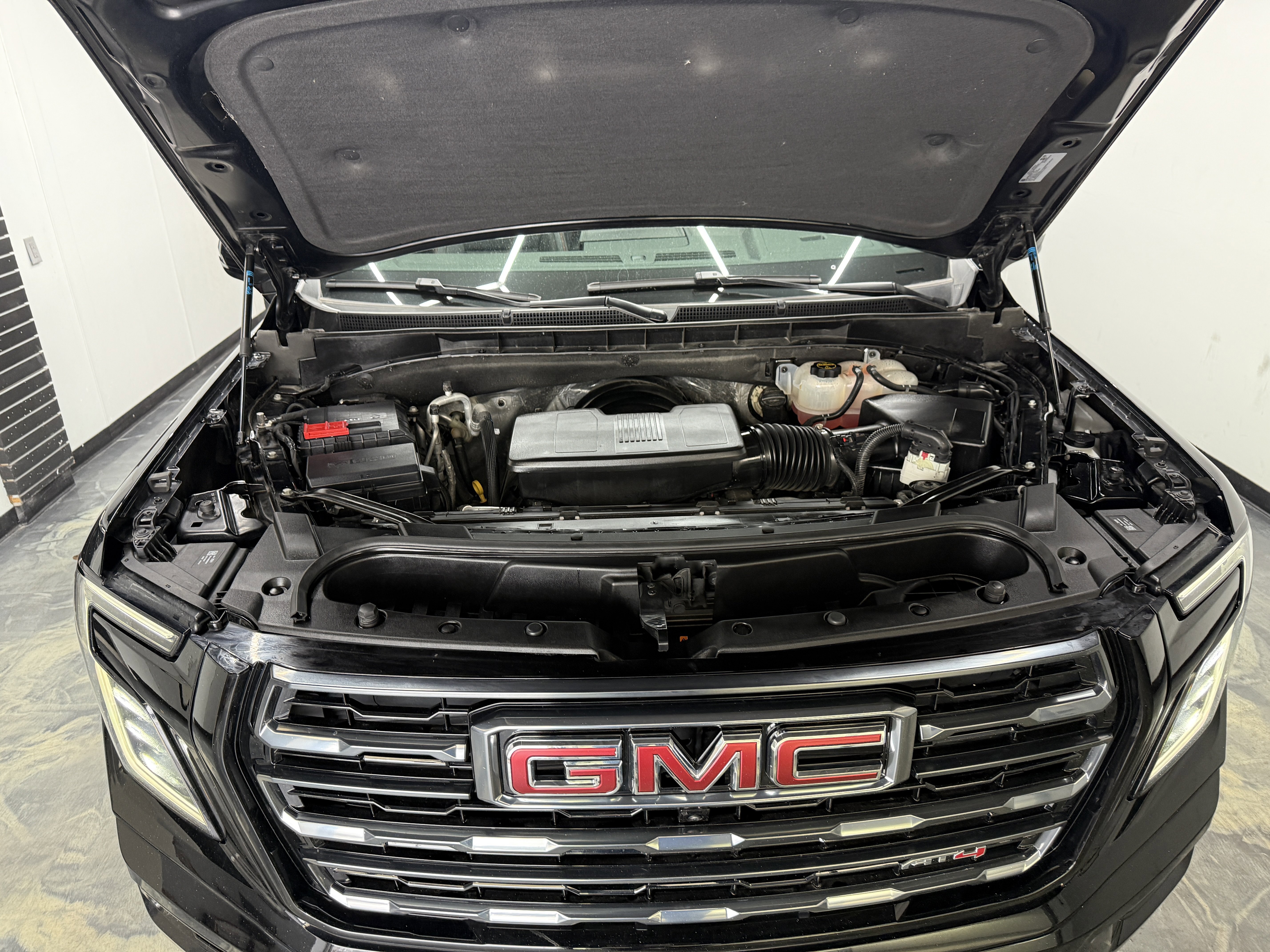 Used 2025 GMC Yukon XL AT4 image 34