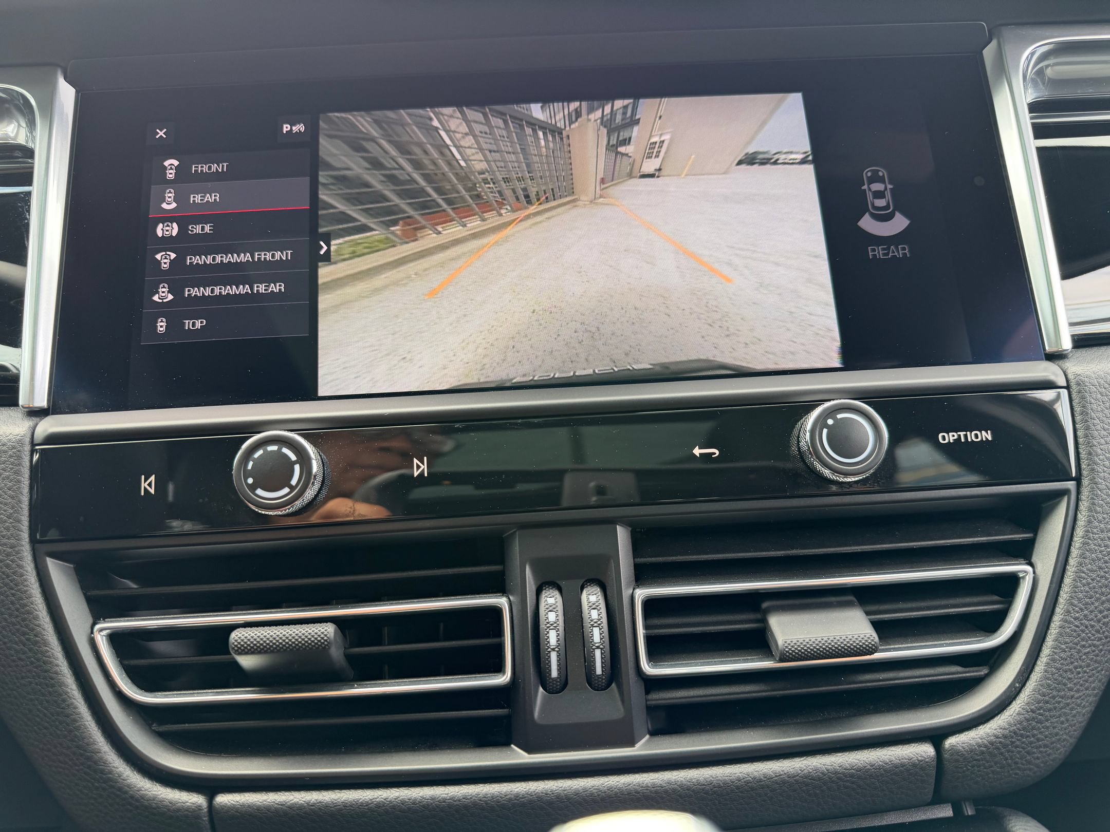 Certified 2023 Porsche Macan S AWD/4WD image 28