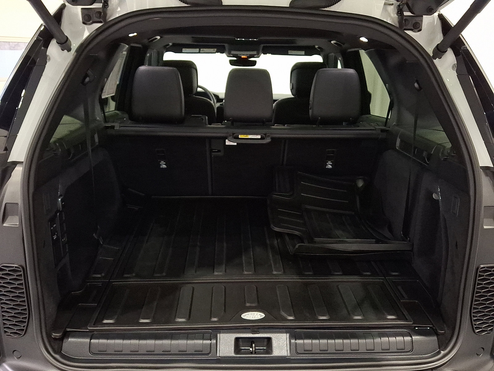 Certified 2025 Land Rover Discovery S image 28